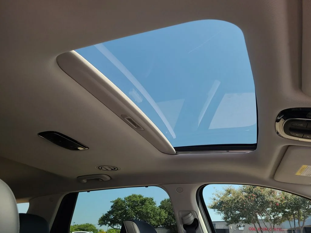 Used 2025 Red Hyundai SEL Premium image 7