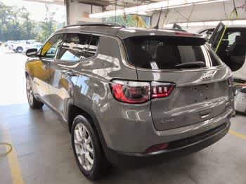 Used 2023 Sting-Gray Clearcoat Jeep Latitude Lux image 4