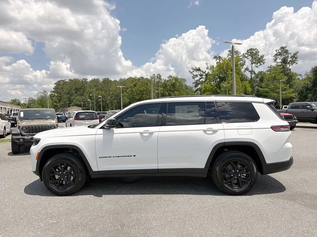 New 2026 Bright White Clear-Coat Exterior Paint Jeep Laredo image 7