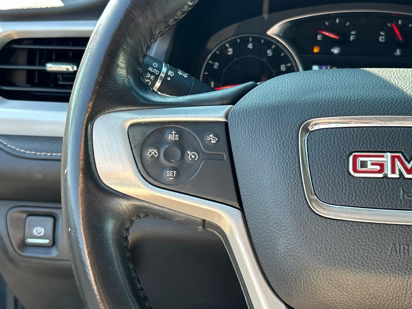 Used 2019 Dark Sky Metallic GMC SLT image 29