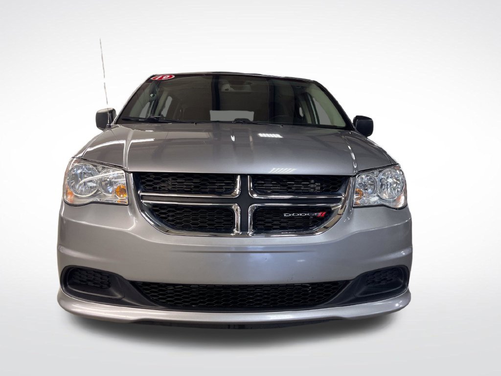 Used 2019 Silver Dodge SE image 9