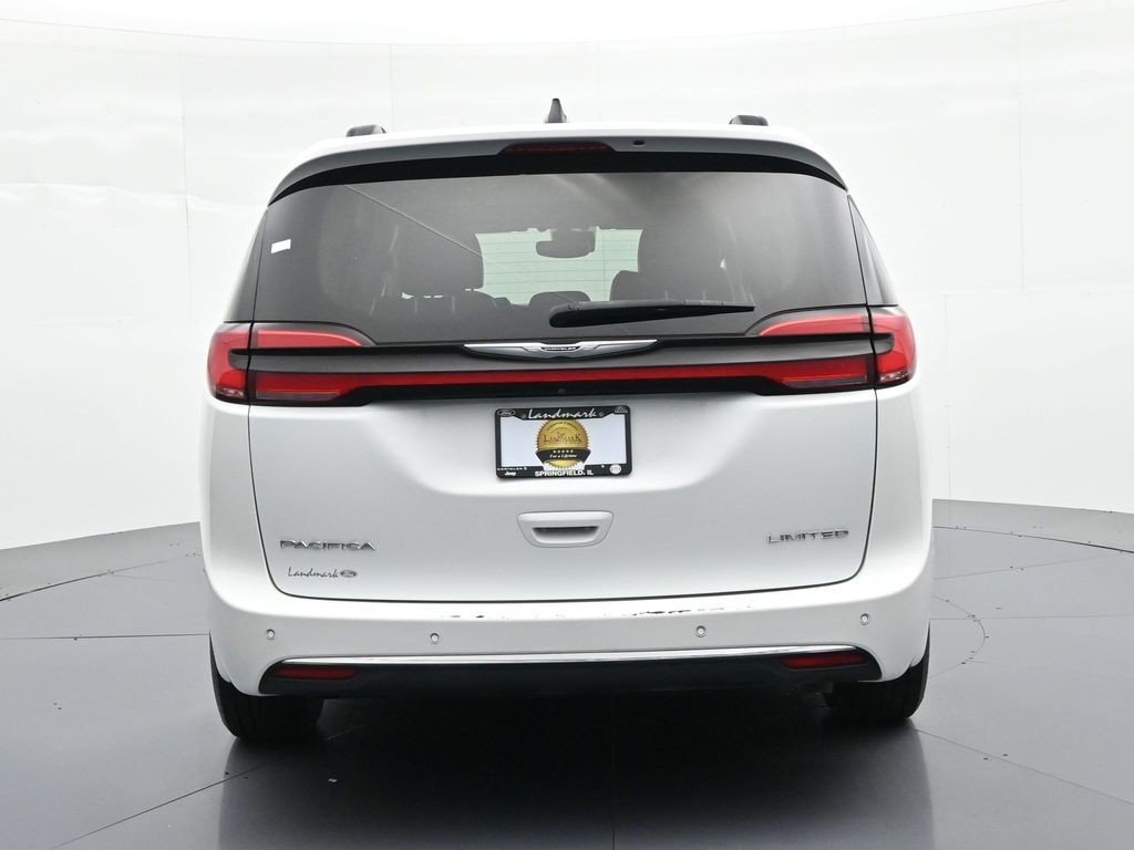 Used 2023 Bright White Clearcoat Chrysler Limited FWD image 7