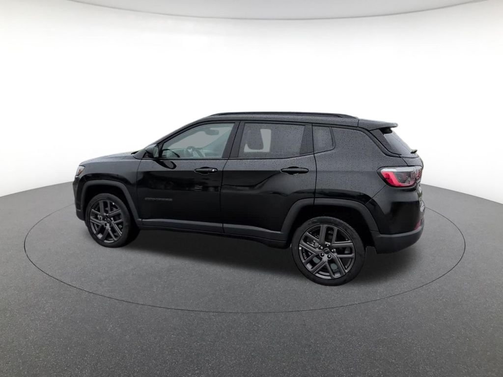 New 2026 Diamond Black Crystal Pearl-Coat Exterior Paint Jeep Latitude image 12