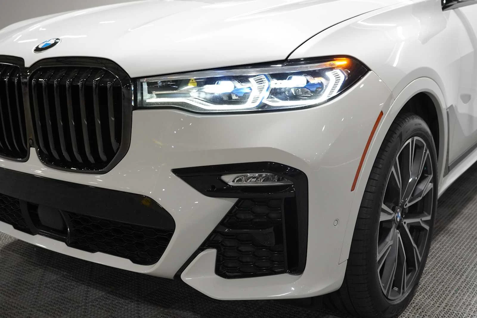 Used 2022 Mineral White Metallic BMW M50i image 5