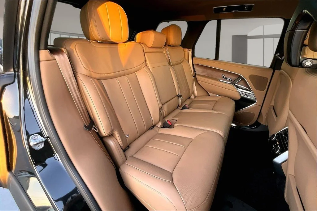 New 2027 Santorini Black LAND ROVER SE image 10