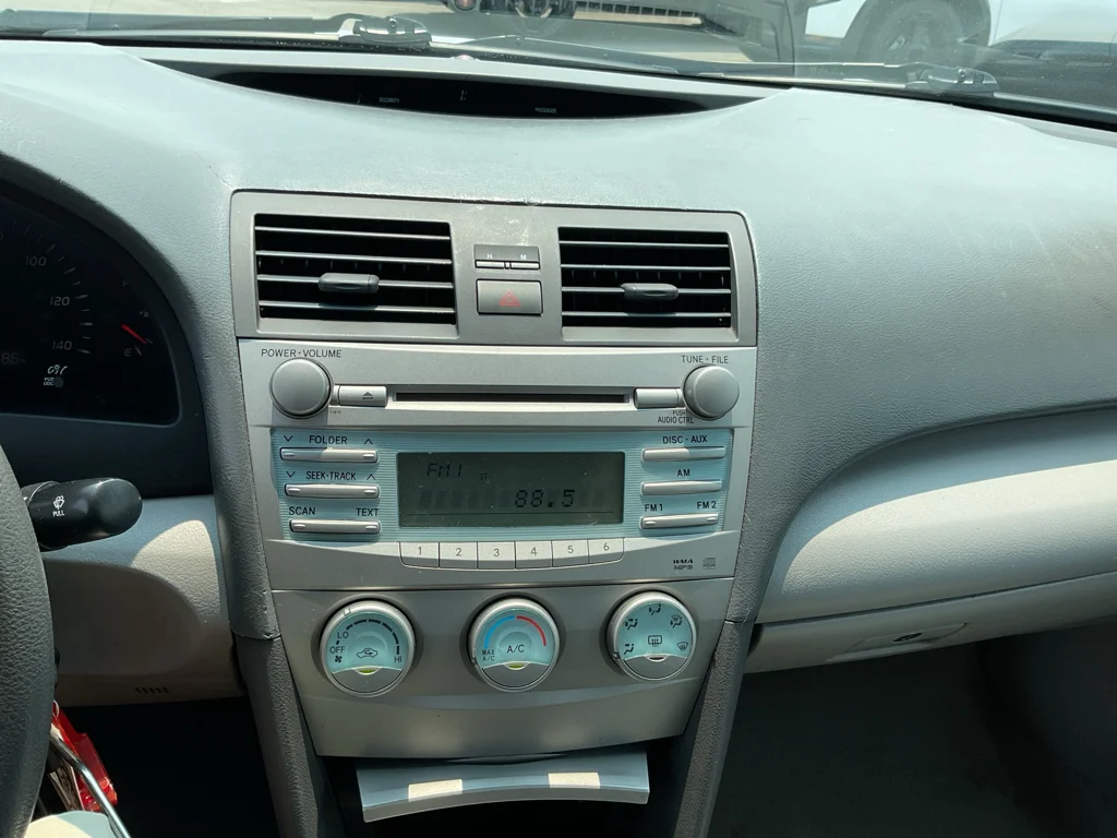 Used 2007 Titanium Metallic Toyota LE image 31