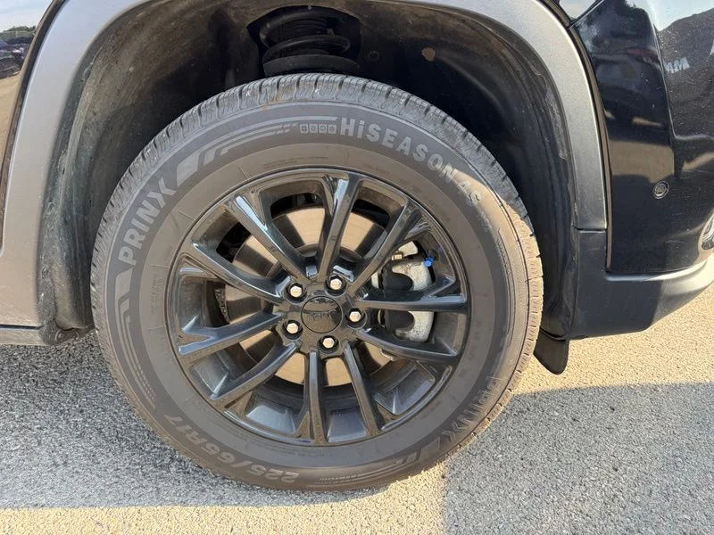 Used 2023 Black Jeep Altitude image 11