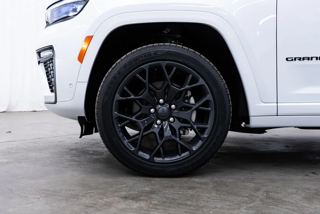 New 2026 Bright White Clear-Coat Exterior Paint Jeep Summit image 7