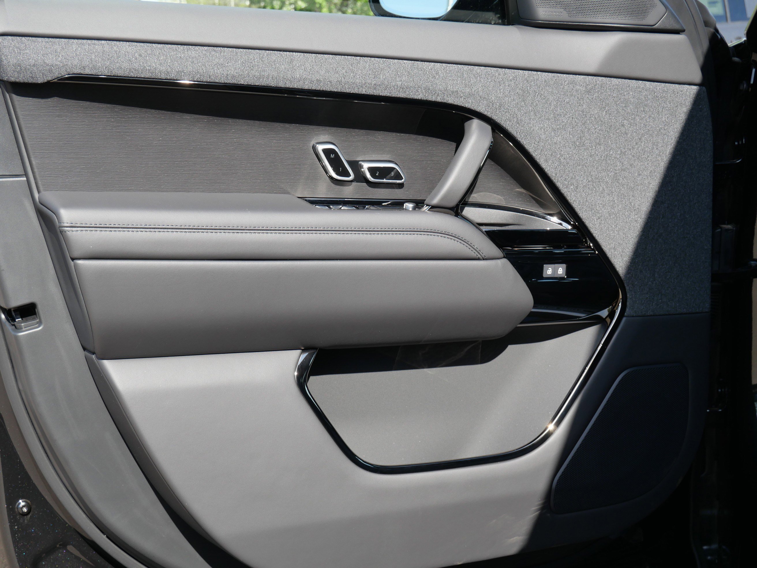 New 2026 Santorini Black Land Rover Dynamic SE image 4