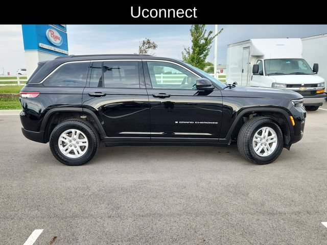 Used 2025  Jeep Laredo image 12