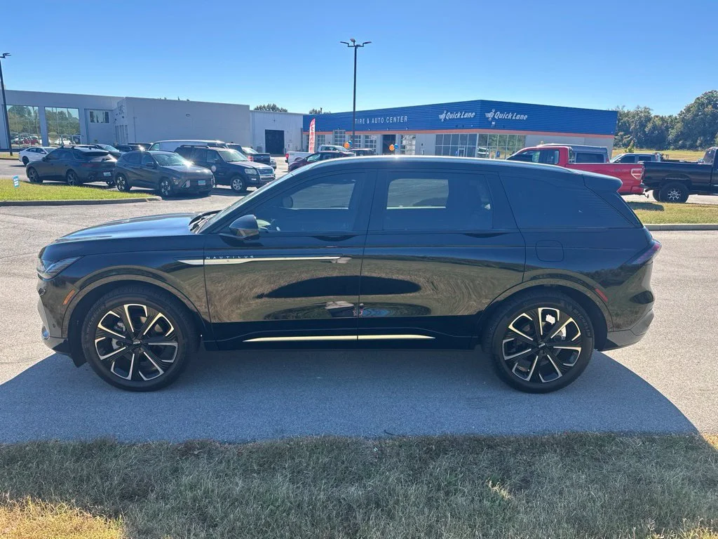 Used 2024 Black Lincoln Reserve image 4