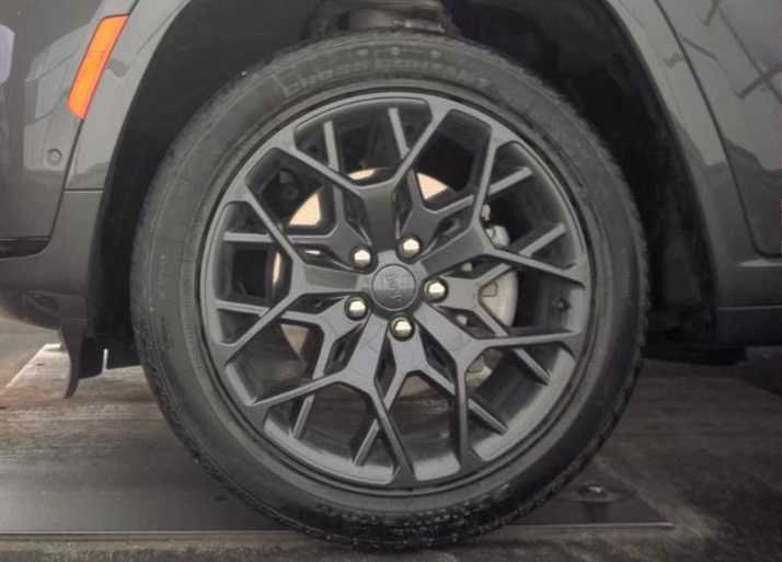 Used 2025 Baltic Gray Metallic Clearcoat Jeep Summit image 7