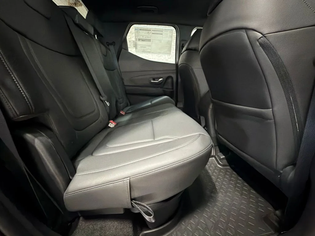 New 2027 Hampton Gray Hyundai SE image 12