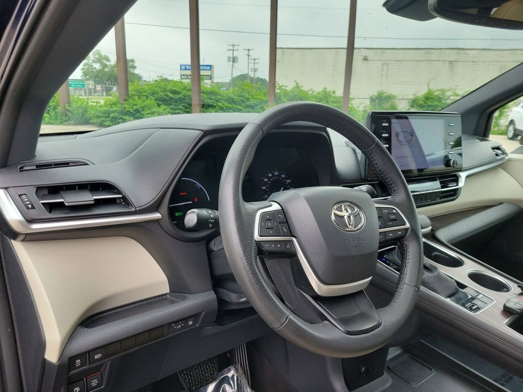 Used 2023  Toyota XLE image 22