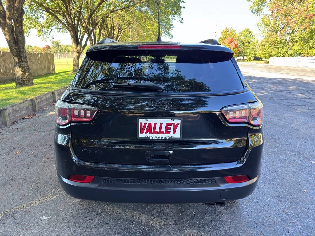 Used 2019 Black Jeep Latitude image 8