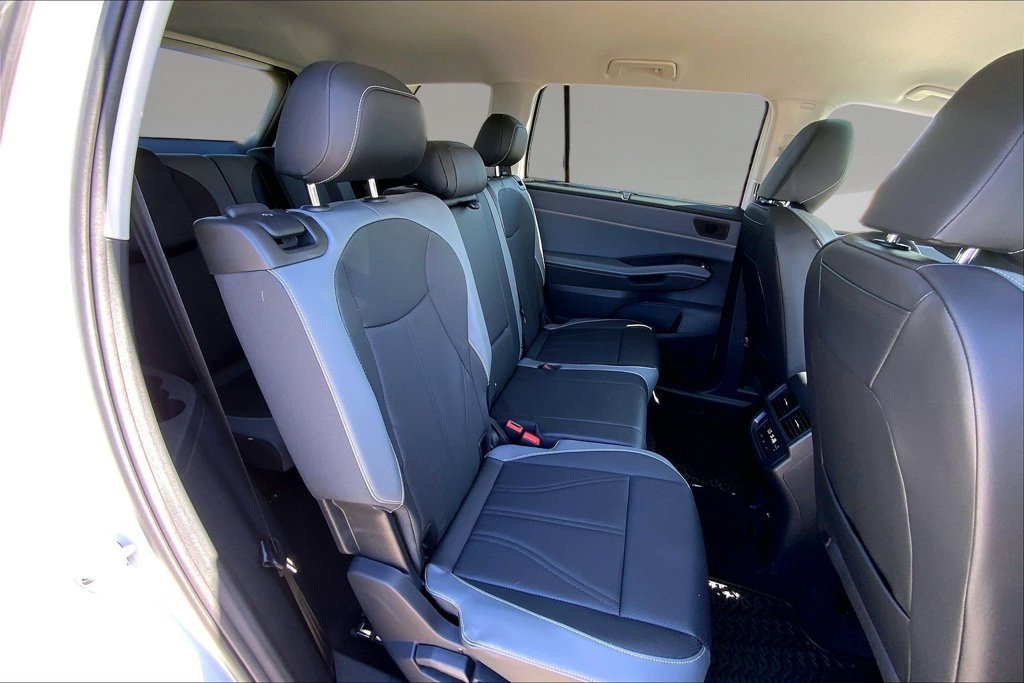 New 2027 Opal White Pearl Volkswagen SE image 10