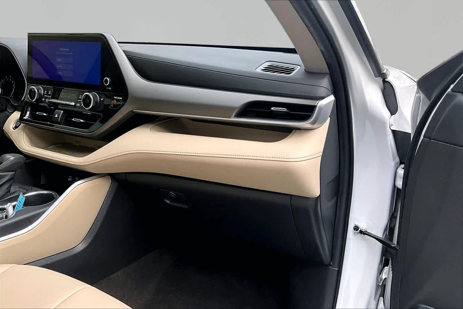 Used 2023 Wind Chill Pearl Toyota XLE image 19