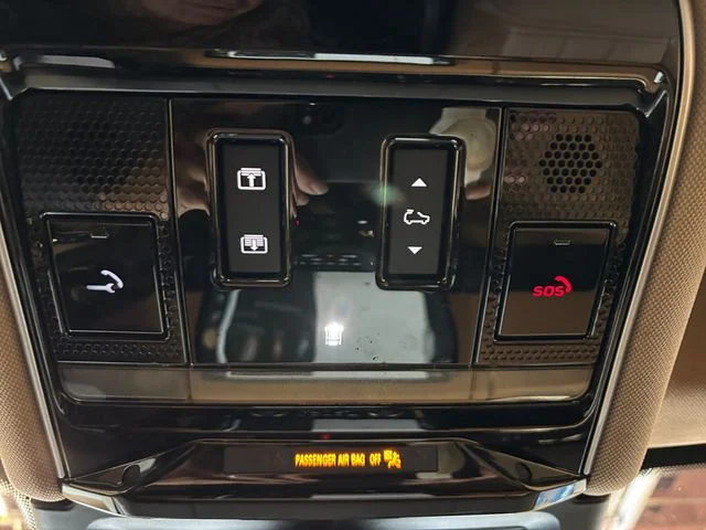 Used 2023 Black Land Rover SE Dynamic image 23