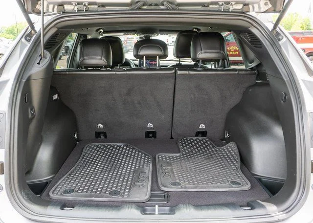 Used 2023 Silver Jeep Latitude image 11