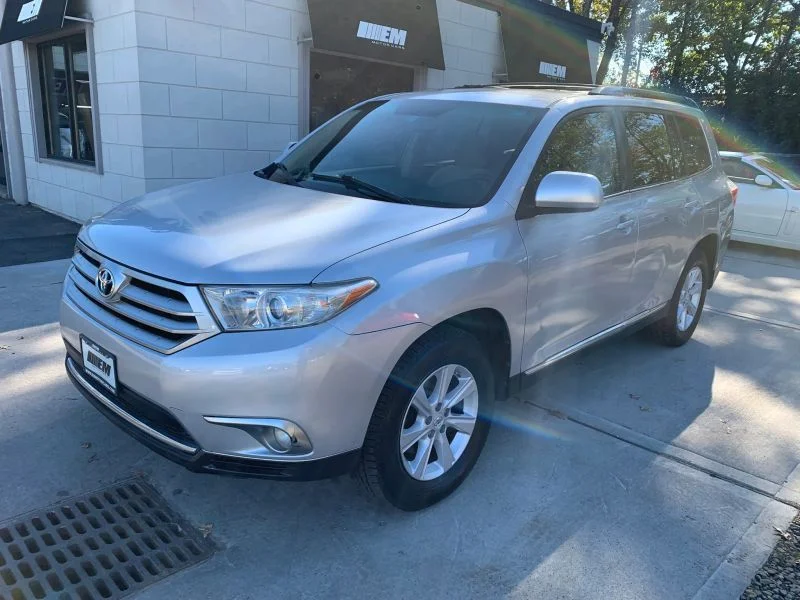 Used 2011 Silver Toyota Sport Utility 4D image 3