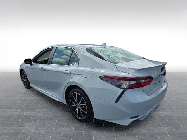 Used 2022 White Toyota SE image 5