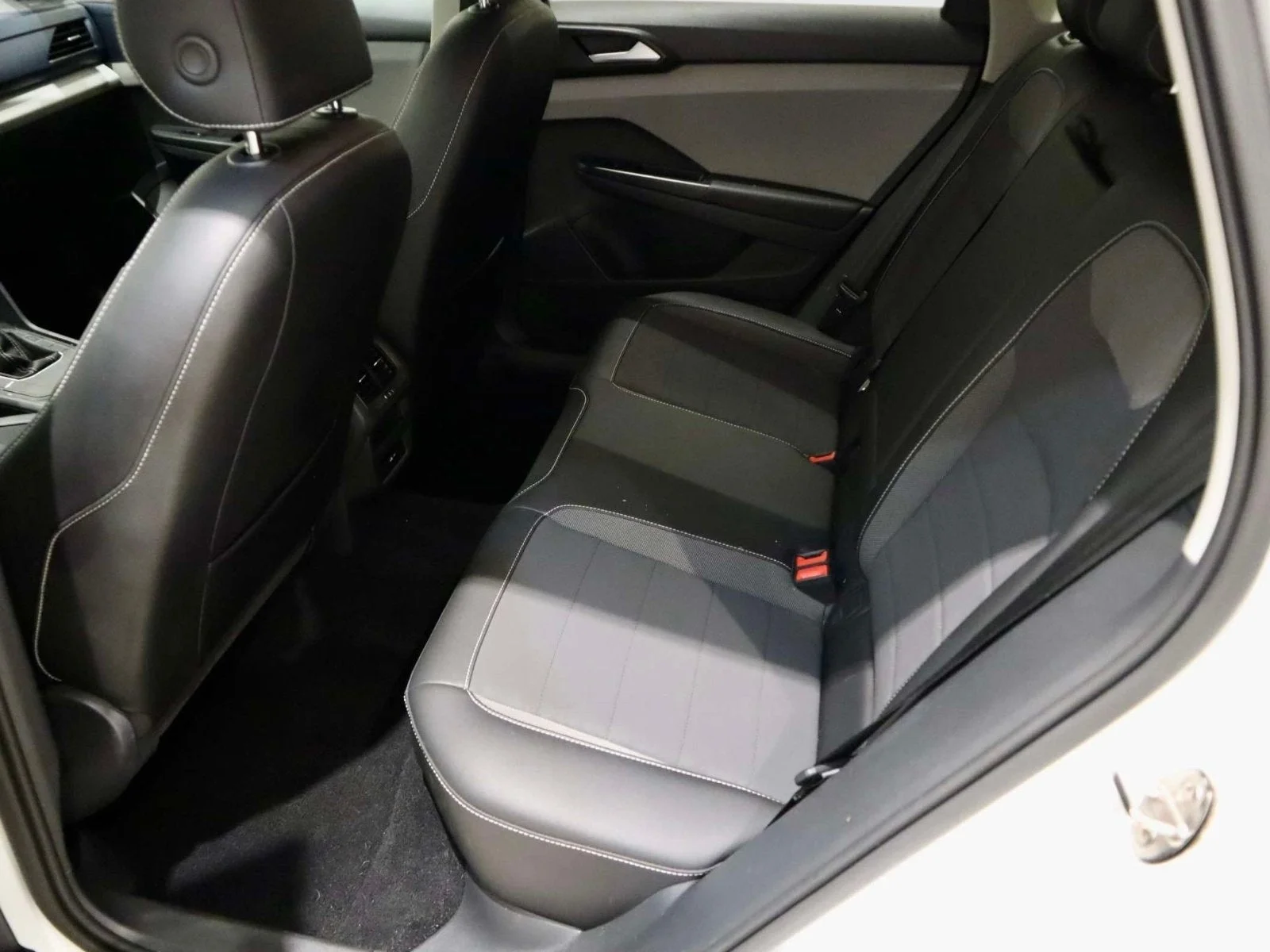 Used 2022 Pure White Volkswagen SE image 18