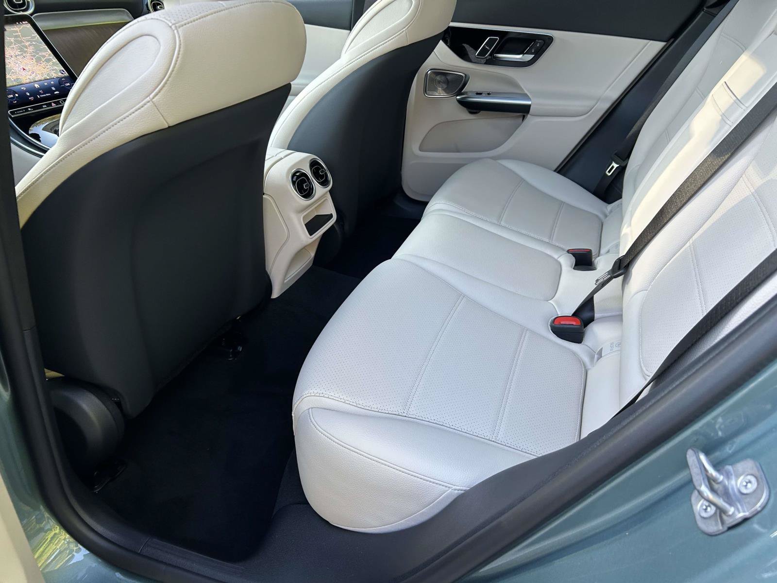 New 2027 Verde Silver Metallic Mercedes-Benz GLC 300 SUV image 36