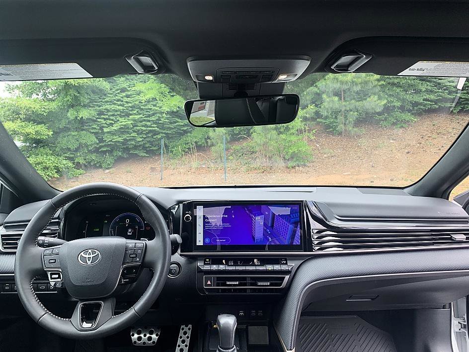 Certified Used 2025 Ice Toyota SE image 18