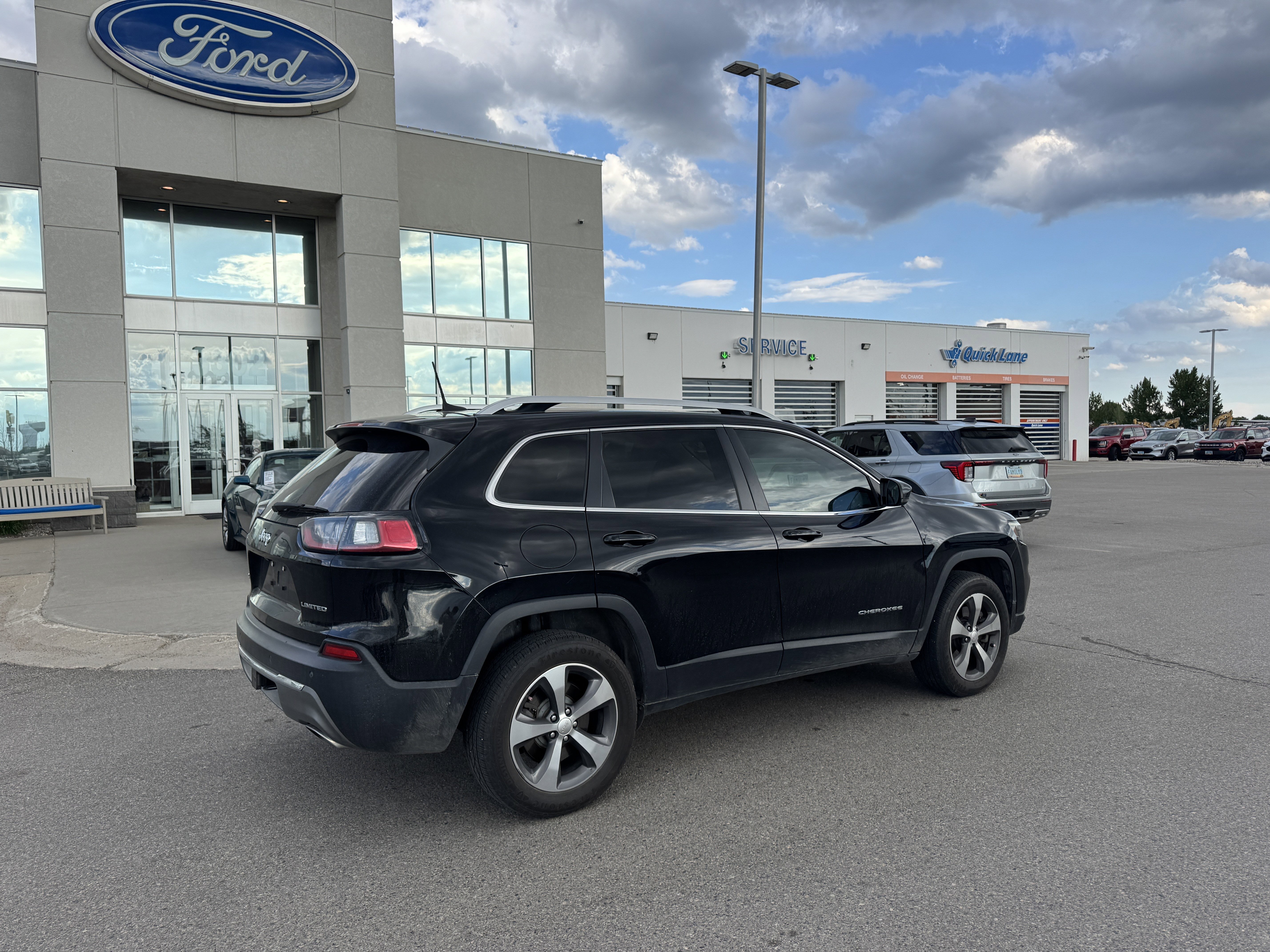 Used 2019 Diamond Black Crystal Pearlcoat Jeep Limited image 4