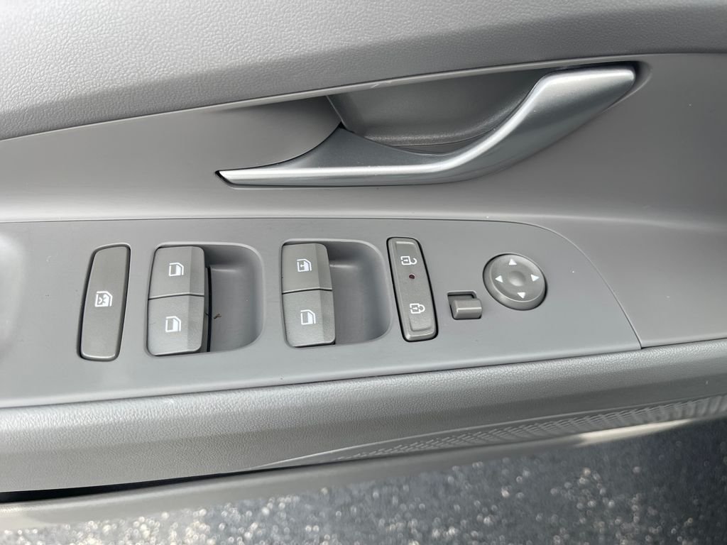 2025 Hyundai Elantra SE - Photo 11