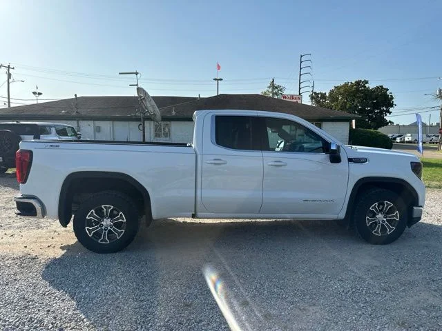 Used 2022 White GMC SLE image 16