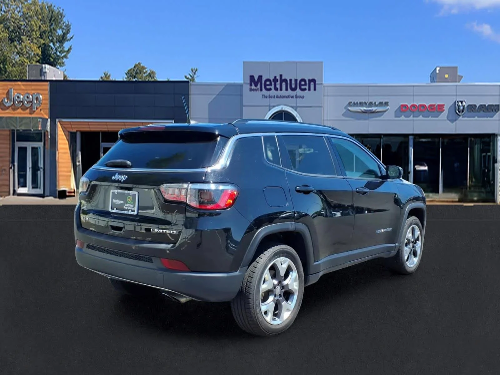 Used 2021 Diamond Black Crystal Pearlcoat Jeep Limited image 5