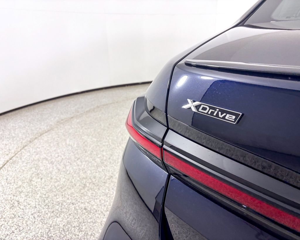2025 BMW 7 Series 750e - Photo 13