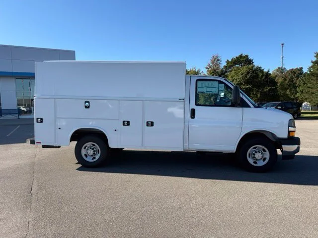 New 2026 Summit White Chevrolet 1WT image 7