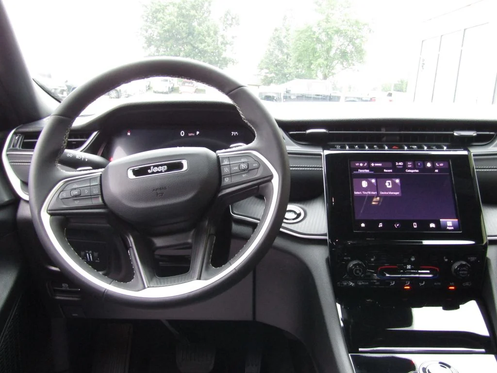 Used 2025 Diamond Black Jeep Altitude image 5
