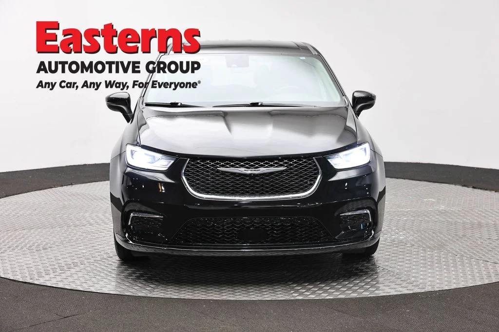 Used 2023 Black Chrysler Touring L image 2