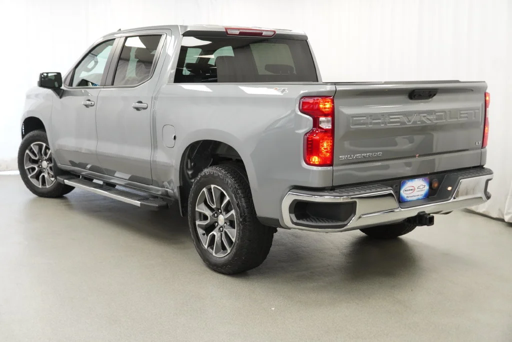 Used 2023 STERLING GRAY METALLIC Chevrolet LT image 19