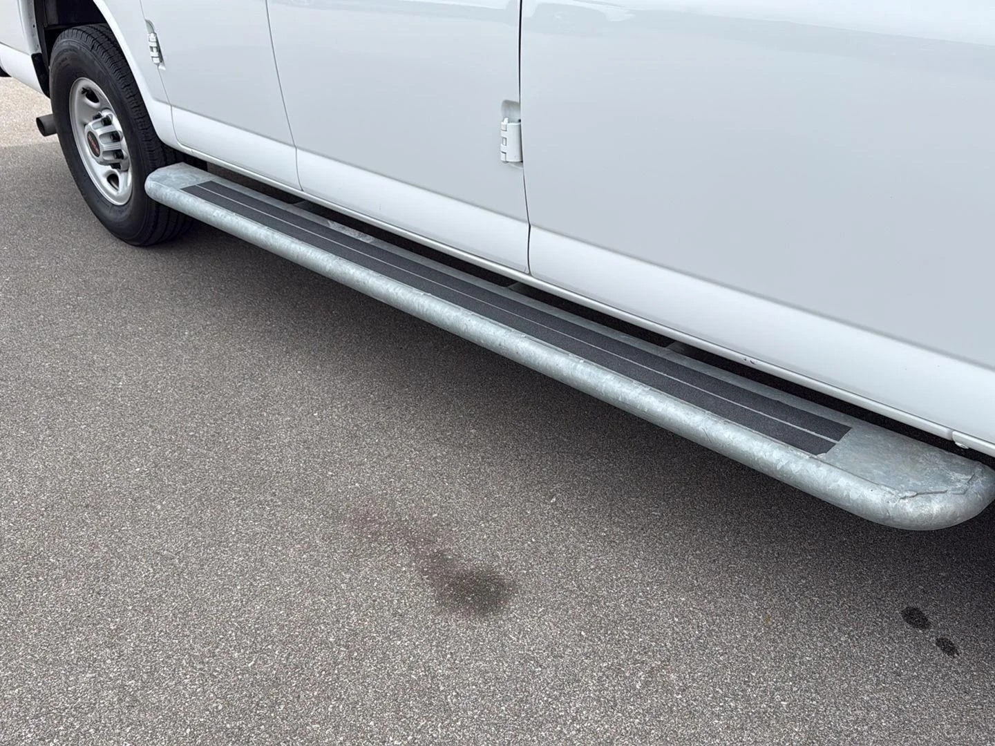 2024 GMC Savana Cargo Work Van - Photo 18