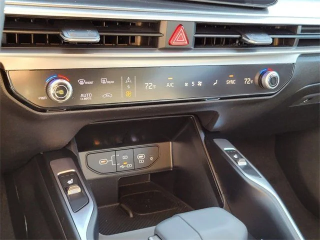 2025 Kia Sorento S - Photo 16