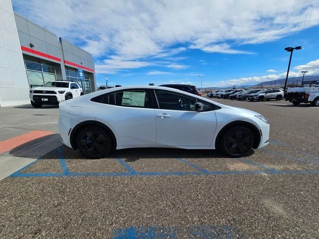 New 2026 Wind Chill Pearl <sup>1</sup> Toyota  SE image 4