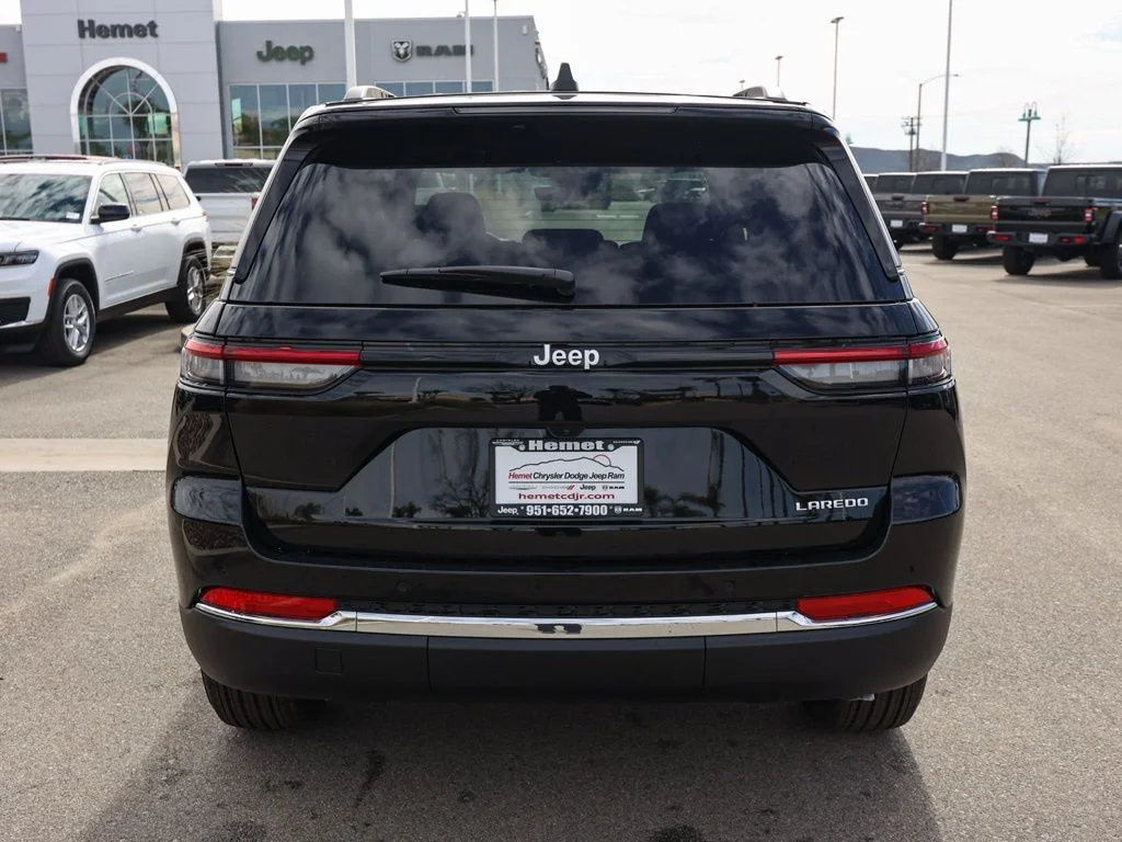 New 2026 Diamond Black Crystal Pearl-Coat Exterior Paint Jeep Laredo X image 4