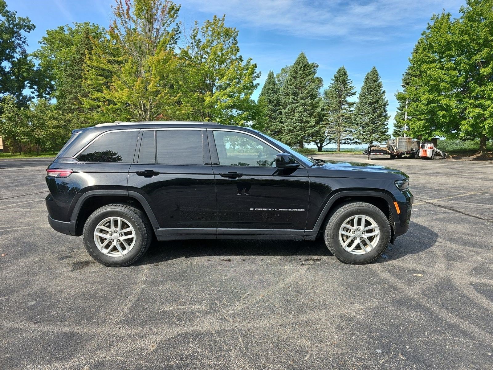 Certified Used 2023 Diamond Black Crystal Pearlcoat Jeep Laredo image 6