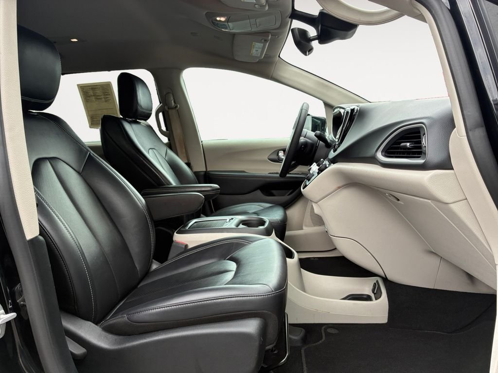 Used 2024 Black Chrysler Touring L image 15