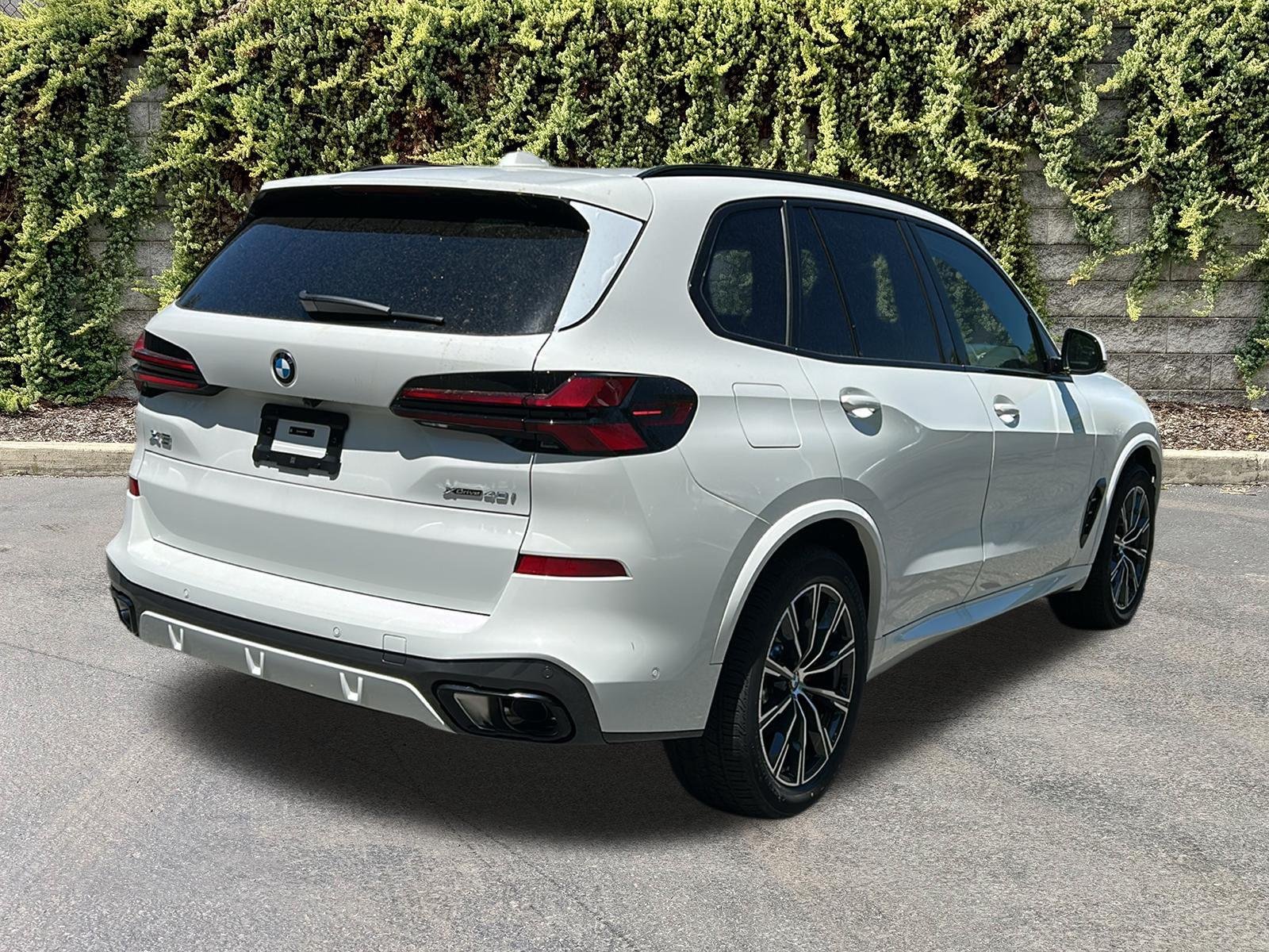 New 2026 Alpine White BMW xDrive40i image 4