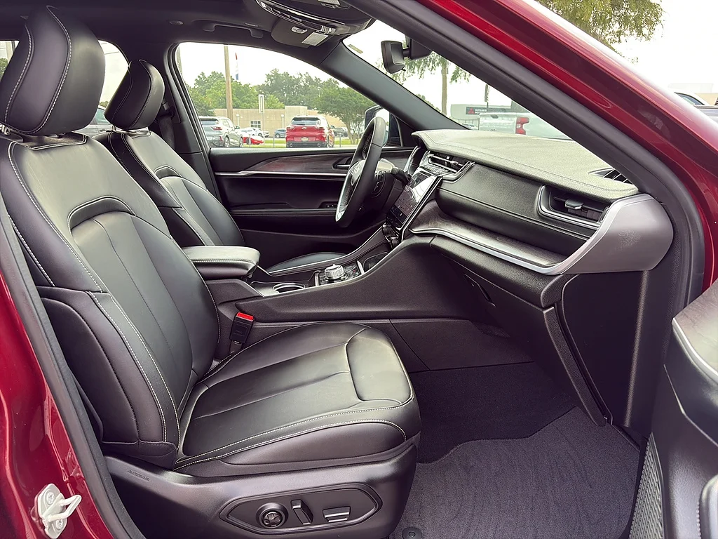 Used 2024 Velvet Red Pearl Coat Jeep  image 17