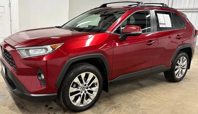 Used 2021 Red Toyota XLE Premium image 3
