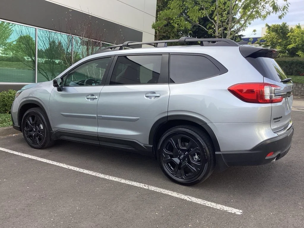 Used 2025 Silver Subaru Onyx Edition Touring image 9