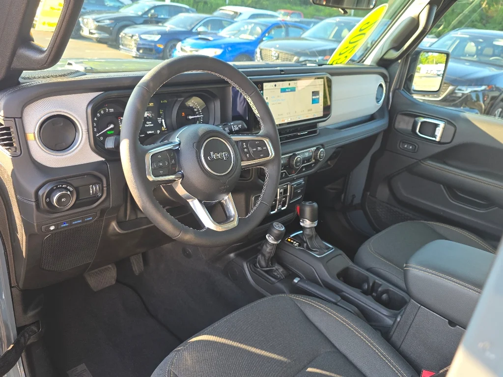 Used 2025 Anvil Clear Coat Jeep Sahara 4xe image 30