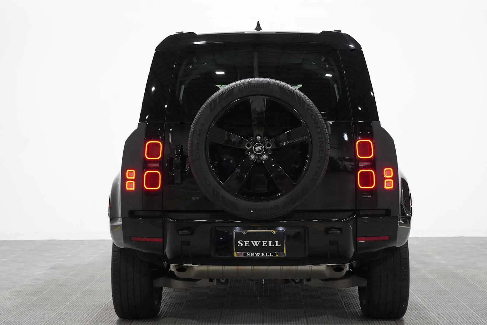 Used 2024 Santorini Black Metallic Land Rover X-Dynamic SE image 4