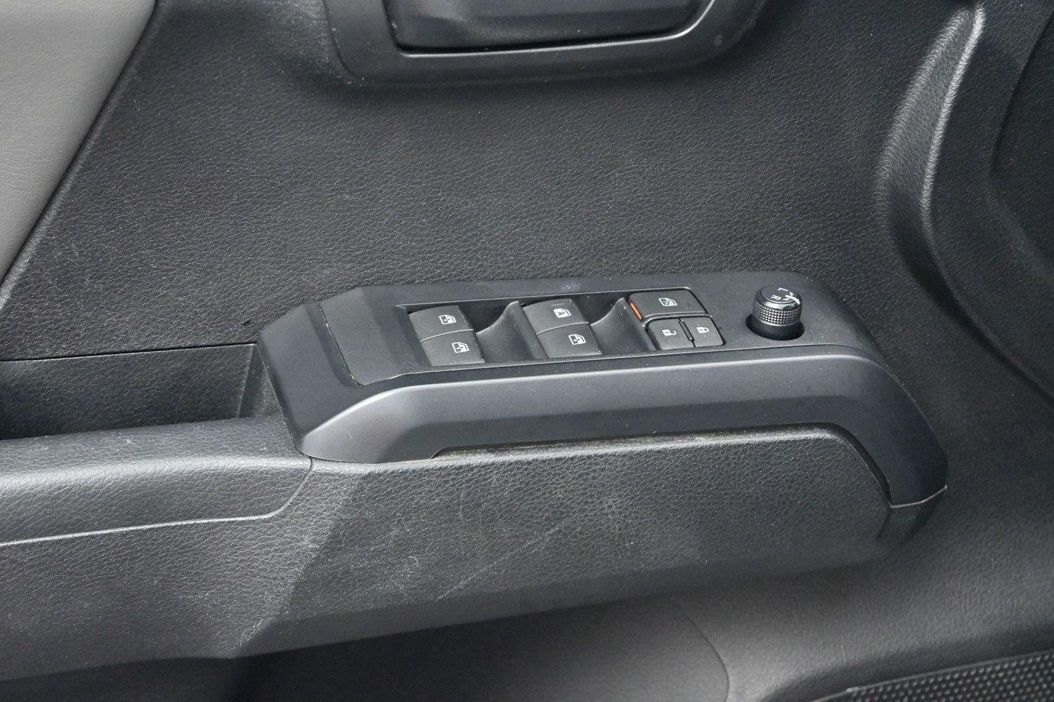 Used 2022 White Toyota SR V6 image 11